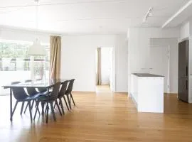 Fantastic modern 3-BR in prime location - 239