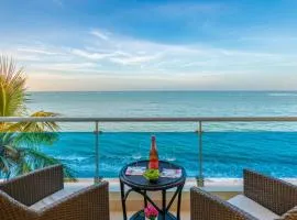 Cozy Beach Front Apt, King Bed.