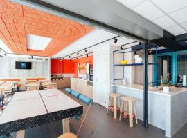 ibis budget Pertuis Portes du Luberon，位于佩尔蒂的酒店