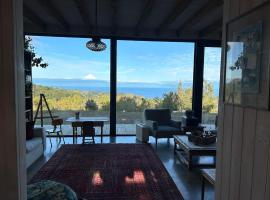Casa con vista al lago Frutillar，位于延基韦的酒店