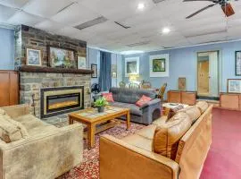 4 Mi to Mauch Chunk Lake Spacious Apt with Bar!