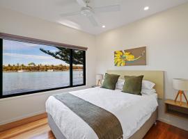 Anglesea Waterfront Bungalow with Spa，位于赫斯基森的酒店