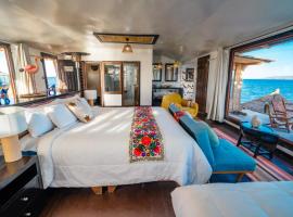 Uros Titicaca Kurmi lodge，位于普诺的带停车场的酒店