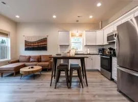 New modern home - movie and game room - Family Friendly