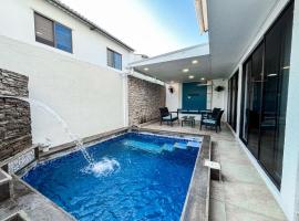Piscina con Bbq en Villa privada cerca de centros comerciales con 3 habitaciones, 5 Camas, seguridad 24-7，位于Bellavista的乡村别墅