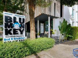 Blu Monkey Bed & Breakfast Phuket，位于普吉镇的酒店