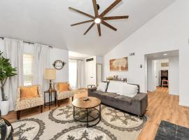 Stylish Katy Retreat 4BR Sleeps 10 Outdoor Escapre，位于凯蒂的酒店
