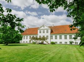 Manor With Soul Between Forest And Lake On Funen，位于Ullerslev的酒店