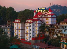 The Grand W H I T E - A Premium Hotel near new BUS STAND SIMLA- Centrally heated #ROOFTOP TERRACE #PARKING #，位于西姆拉的酒店
