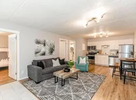 South Wind - Modern Condo in Collingwood - Sleep 5