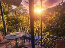 munnar Green portico Cottage MuNnAr #MUNNAR #Parking # campfire # brackfast #best budget COTTAGE MUNNAR，位于Anachal的酒店