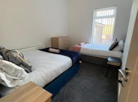 Spacious 3-Bedroom Apartment with Modern Comforts，位于朗科恩的酒店