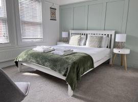 Stylish Caversham Town-House Free Parking & Garden，位于卡弗沙姆的酒店