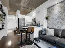 Impeccable Parc Avenue Pad With Parking