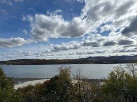 Hudson Valley Top Getaway with a River View，位于纽堡的酒店