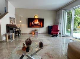 Wohlfühlhaus mit Jacuzzi, Fitness, Infrarotkabine, Kamin, Piano, tolle Lage，位于维也纳的酒店