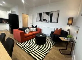 Gorgeous Town Centre 3-Bed Apartments Parking Available