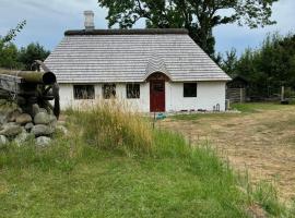 Historic Cannon House From 1777 On L&aelig;s&oslash;，位于Byrum的带热水浴缸的酒店