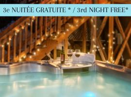 Spacious cottage in forest with spa，位于La Macaza的酒店