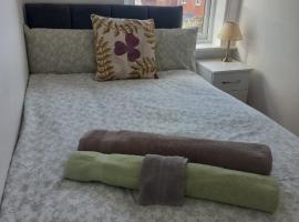 CosyHomeStay Evesham Spacious home W/Free Parking & WiFi，位于伊夫舍姆的酒店