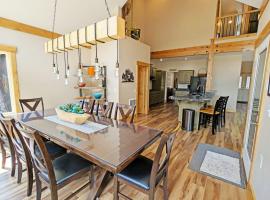 Aspen Place River Access & Ping Pong，位于三河的酒店