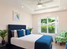 Walk to Mullins Beach Ground Floor Pool Fast WiFi