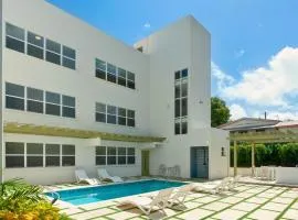 Walk to Mullins Beach Ground Floor Pool Fast WiFi