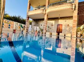 KR Hotel，位于卢克索的带泳池的酒店