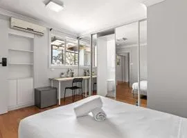 Convenient Double Ensuite Room - Peakhurst
