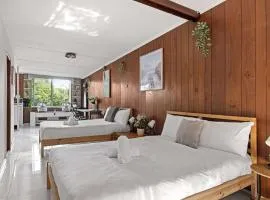 Simple 2-Double Bed Studio Stay - Peakhurst