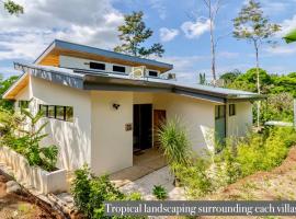 Modern Villa Exclusive Tropical Nature Retreat Rio Celeste 6 to 8 Guests，位于Upala的酒店
