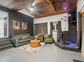 Near Ithaca! Hot Tub! LRG Home! Sleeps 14 Dogs ok!