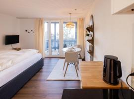 Surfers Studio near Interlaken, at lake with pool，位于Därligen的酒店