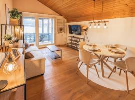 Surfers Lodge near Interlaken, at lake with pool，位于D&auml;rligen的木屋