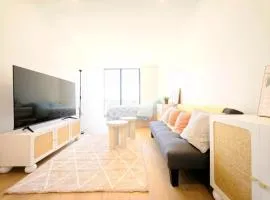 Box Hill Bright and Cozy Hotel Style One Bedroom Suite Kitchenette Ideal for Short Stays