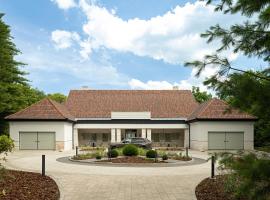 Avalon Luxury Villa，位于米什科尔茨的酒店