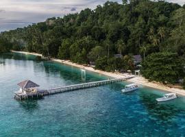 Reconnect - Private Island Resort & Dive Center Togean - Buka Buka Island，位于Ampana的酒店