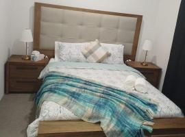 Quiet Master Bedroom with Ensuite, Kitchenette, Veranda & LakeView，位于Kelmscott的酒店