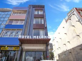Hotel Melano Ambala Chandigarh Rd Zirakpur SkyJumper park，位于齐拉克普尔的酒店