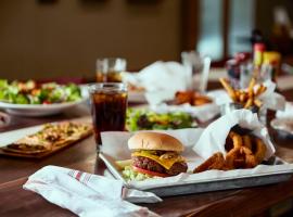 Holiday Inn & Suites Commerce City - Denver Airport by IHG，位于商贸城的酒店