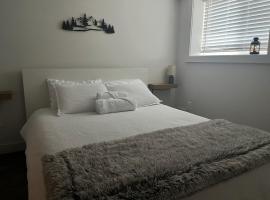 Cedar & Sage Suite the Cozy Retreat with Full Kitchen，位于维多利亚的酒店