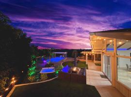 Hilltop Villa, Pool Oasis, Pickleball Court, Avocado Grove, Views，位于福尔布鲁克的酒店