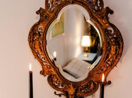 Central Art Apartment with Treasure Hunt, Free Parking & Self Check-In，位于康斯坦察的酒店