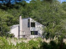 Wellfleet Vacation Townhome with Direct Marsh Views & Spa，位于韦尔弗利特的酒店