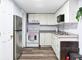Cozy 2-BR Abby's Lodge in Downtown Fredericton，位于弗雷德里克顿的酒店