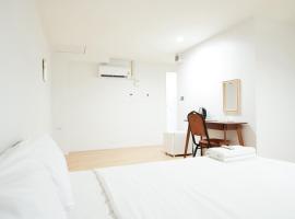 XX Znap BTS Ekkamai Station - Bangkok，位于Phra Khanong的酒店