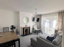 Entire 2 bed apartment - Up to 4 guest - 10 min from station & town centre，位于沃金厄姆的酒店