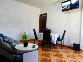 Cerca de pirámides, bancos, centros, UDLA, paradas，位于乔卢拉的酒店