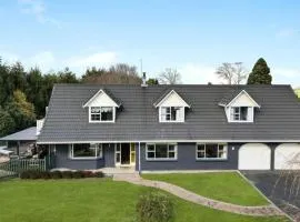 Greenhill Country Stay - Private Pool & Easy Highway Access