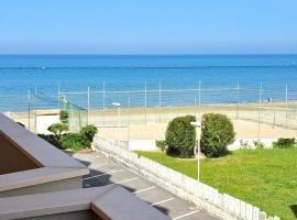 F007 - Fano, monolocale fronte mare in residence con piscina，位于法诺的酒店